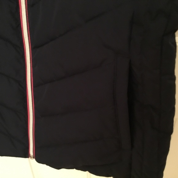 Talbots dark blue lightweight puffer vest with pink trim on zipper - Picture 5 of 10